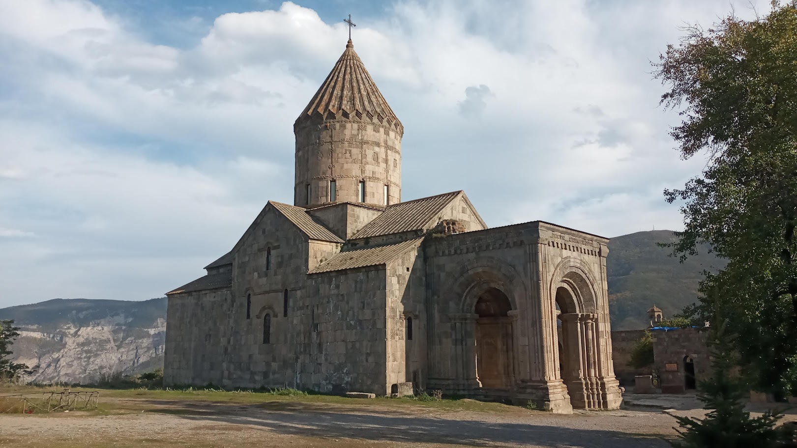TATEV MONSTRY